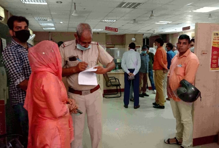 Nine lakh rupees looted in bank in sonipat of Haryana