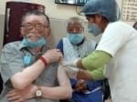 कोरोना से बचने के लिए वैक्सीन की दूसरी डोज लगवाते संतोष गंगवार।