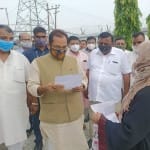 लोगों की परेशानी सुनते हुए केंद्रीय मंत्री मुख्तार अब्बास नकवी (फाइल फोटो)