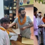 मनोज ने चुनाव जीतकर सरधना विधायक संगीत सोम से आशीर्वाद लिया