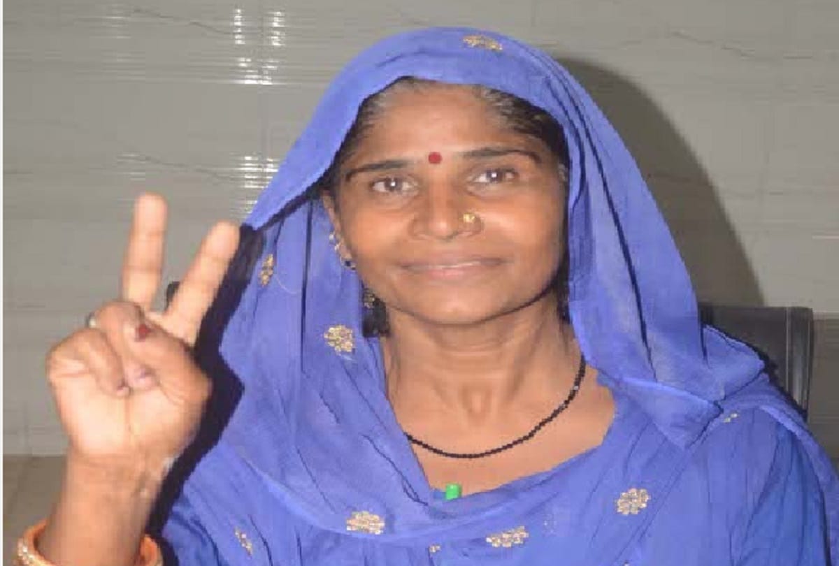The crown of victory for the sweeper by defeating the BJP candidate in baghpat block pramukh electoion
