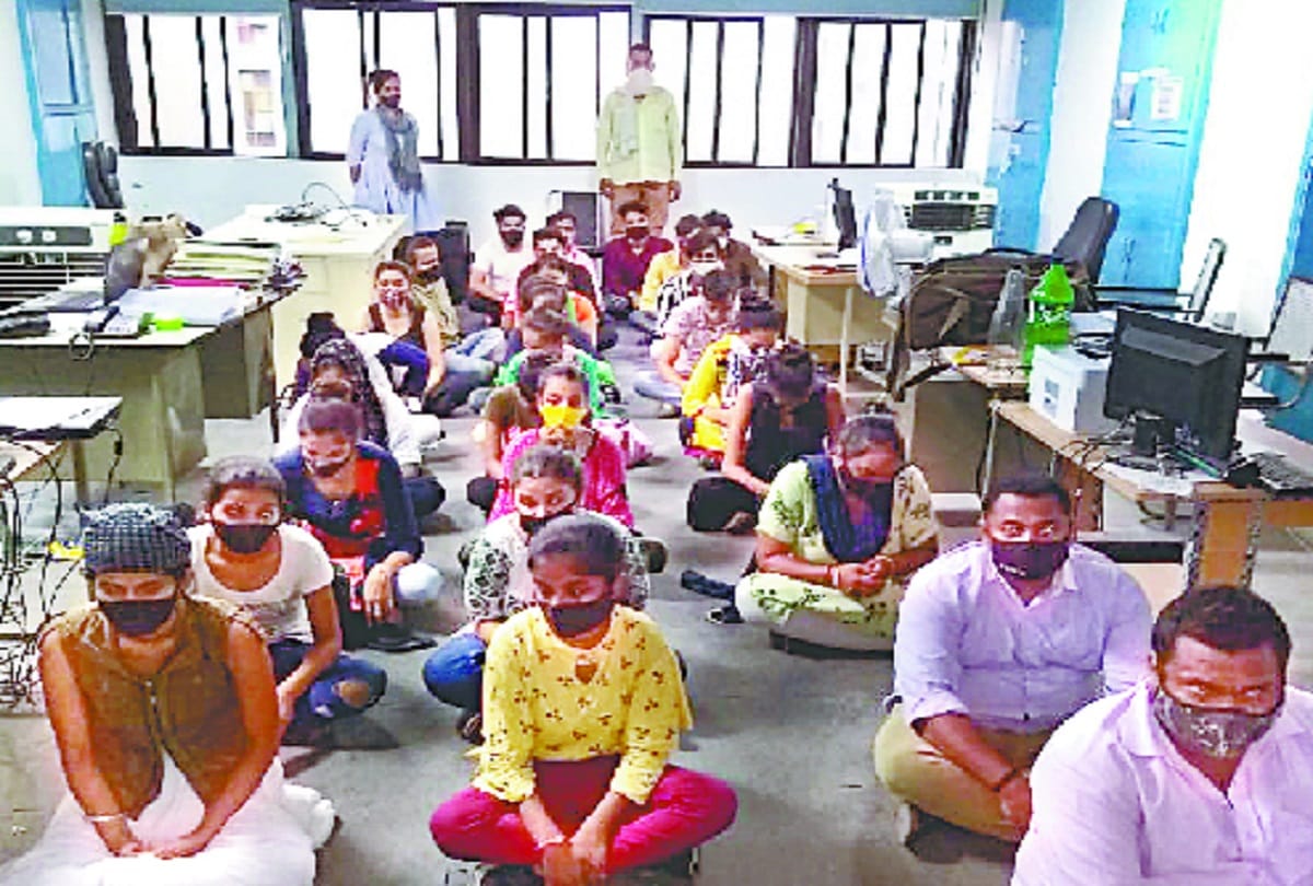 delhi news : Fake call center running in Rohini busted, 24 arrested