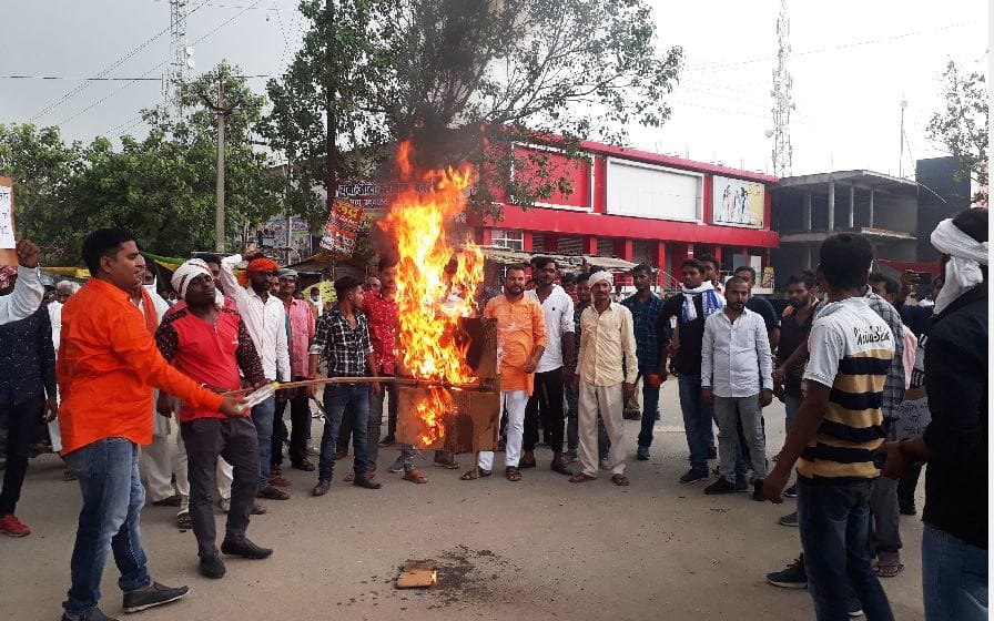 Omprakash Rajbhar and Owaisi's effigies burnt, accused of cheating Rajbhar society