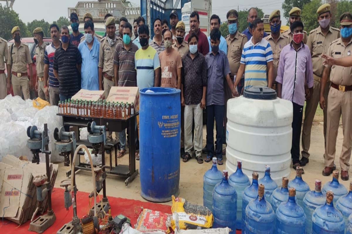 Baghpat: Police busted illegal liquor factory operating in Delhi, eight arrested
