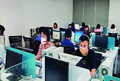 फर्जी कॉल सेंटर में कार्य करते कर्मचारी (फाइल फोटो)