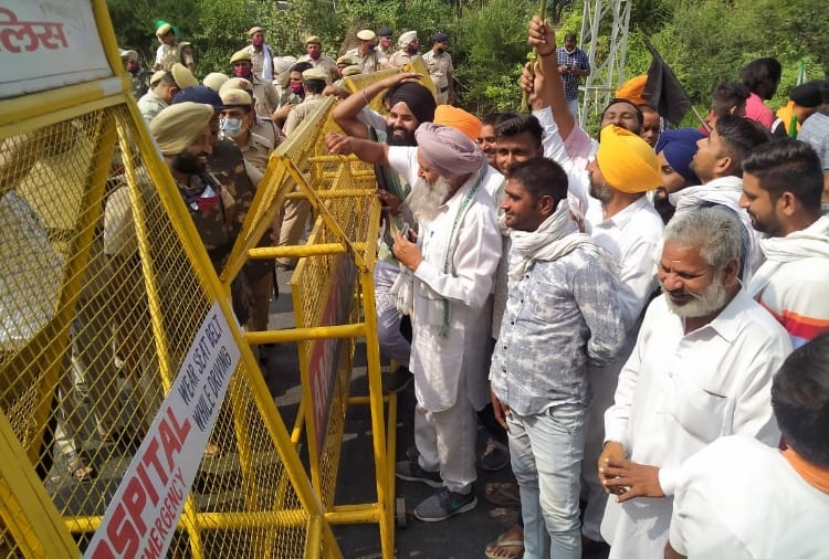 Farmers gathered with black flags On the information of CM arrival in Ambala
