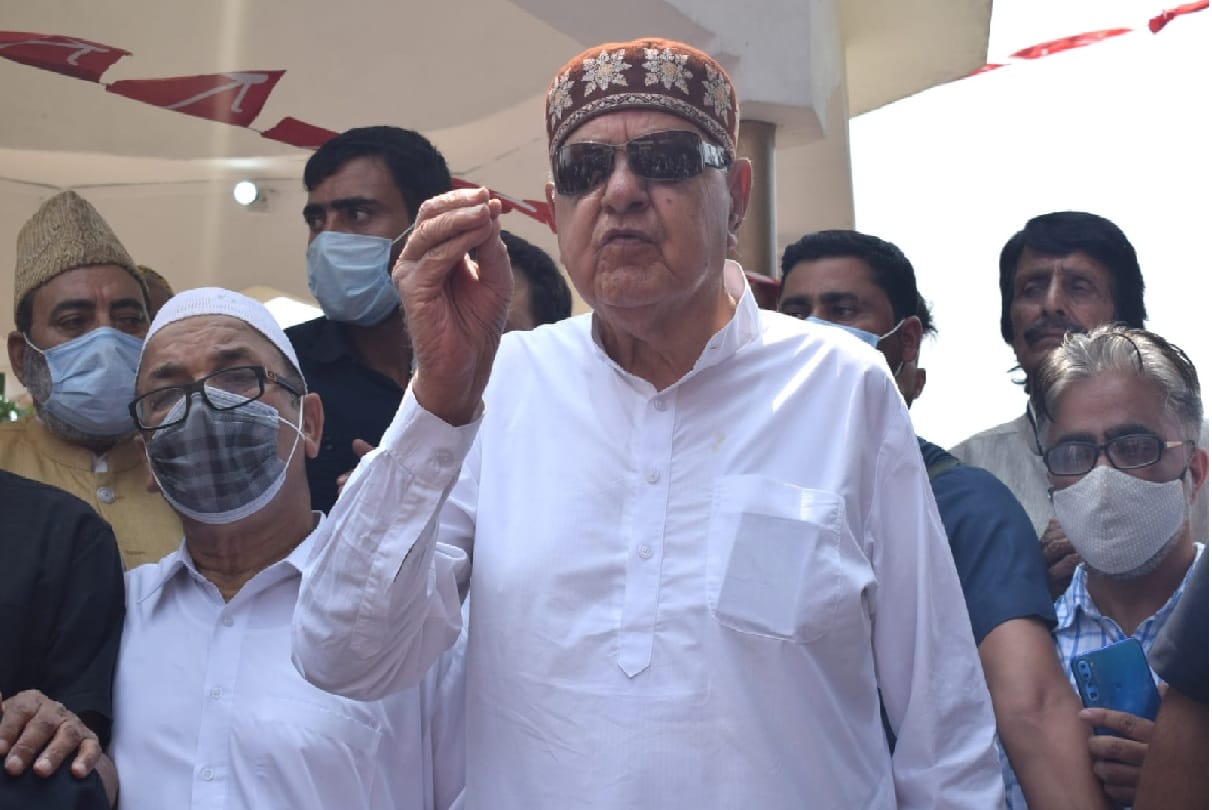NC Leader Farooq Abdullah reached ED office in srinagar  for for inquiry under JKCA Money Laundering Case