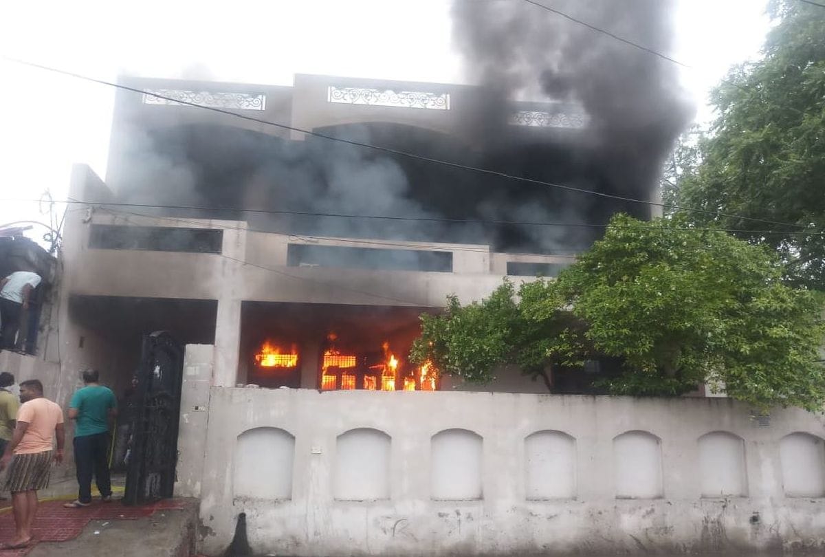 employee dies after fire broke out in a warehouse in agra