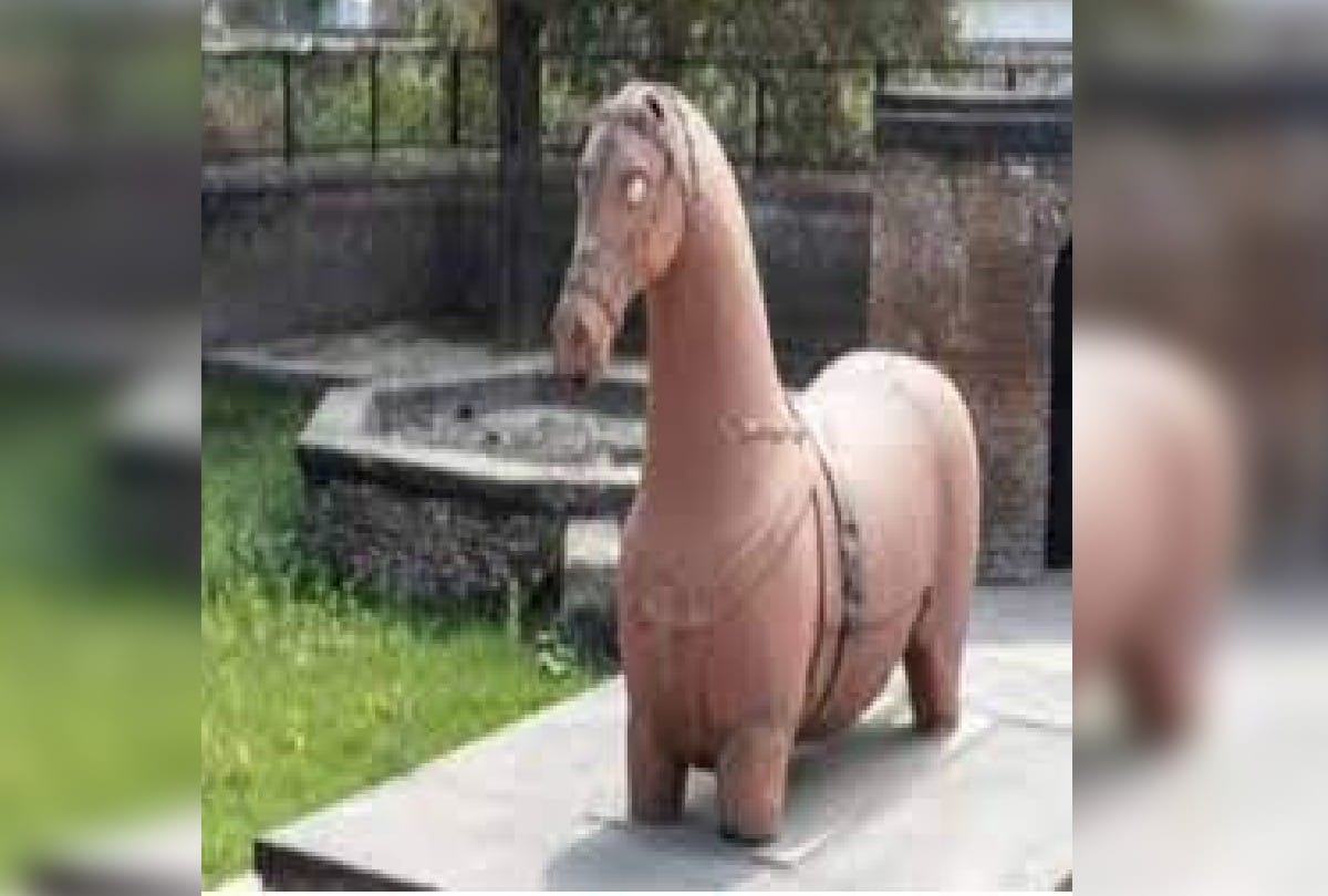 Agra Katha: Akbar Built Horse Statue Near National Highway