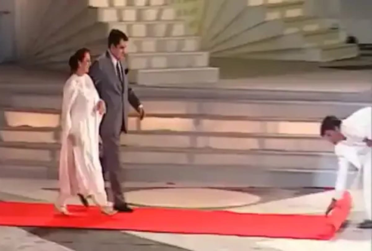 When Shah Rukh Khan Rolled Out Red Carpet for Dilip Kumar And Saira Banu See Here Video