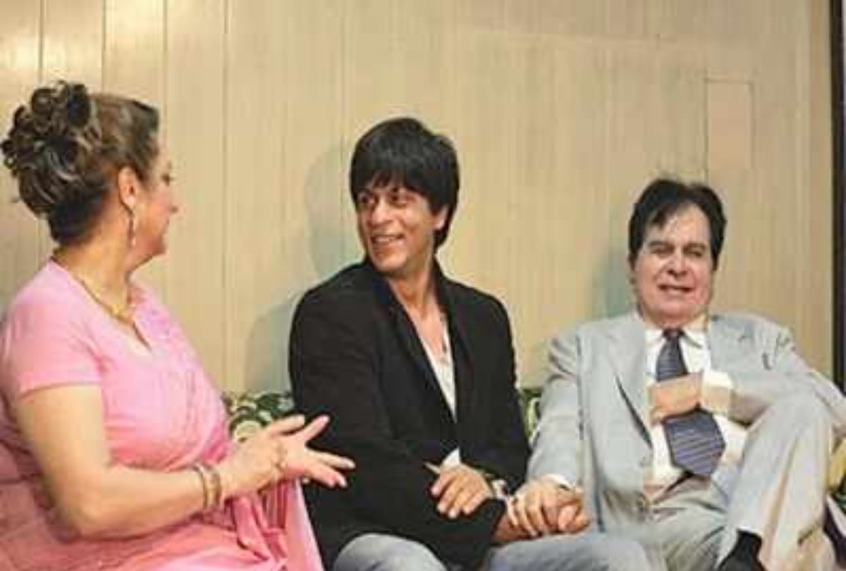 When Shah Rukh Khan Rolled Out Red Carpet for Dilip Kumar And Saira Banu See Here Video