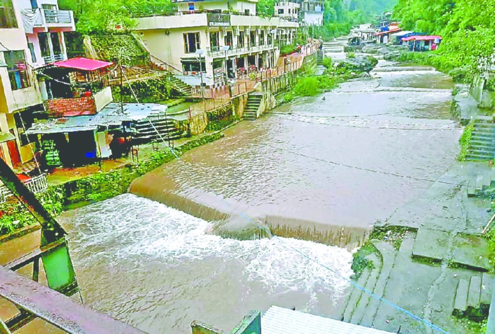 Dehradun News: 4000 Vehicles Returned from Tourist places after rainfall