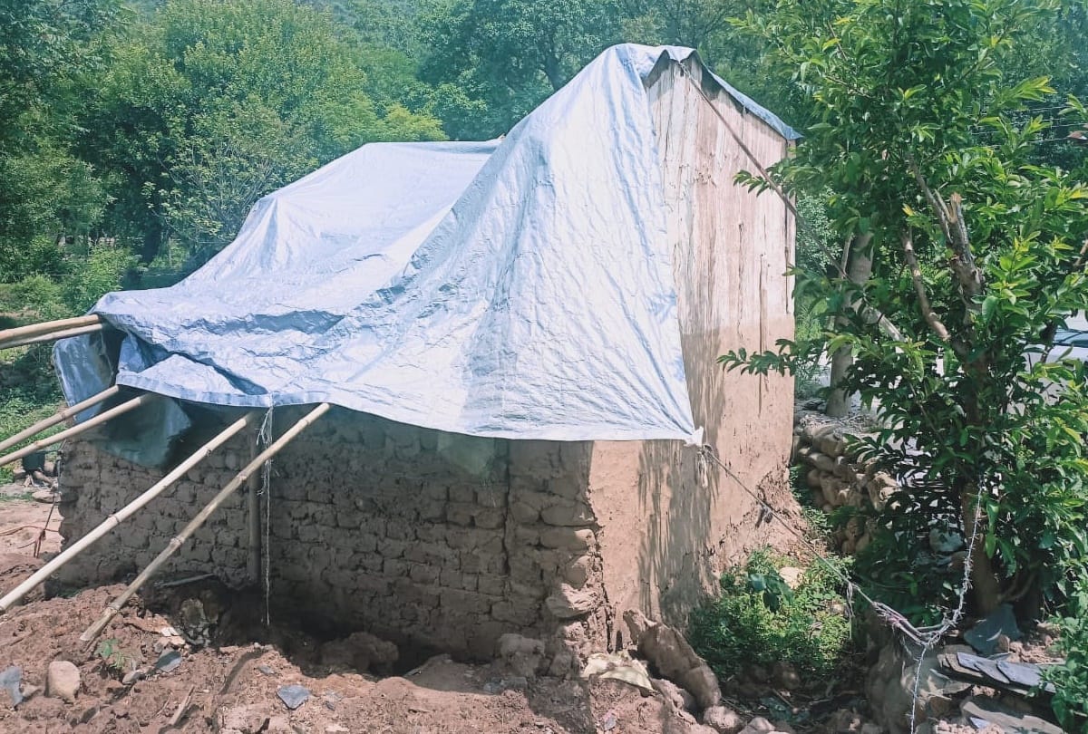 pradhan mantri awas yojana family living in damaged house in bhambla panchayat mandi himachal pradesh