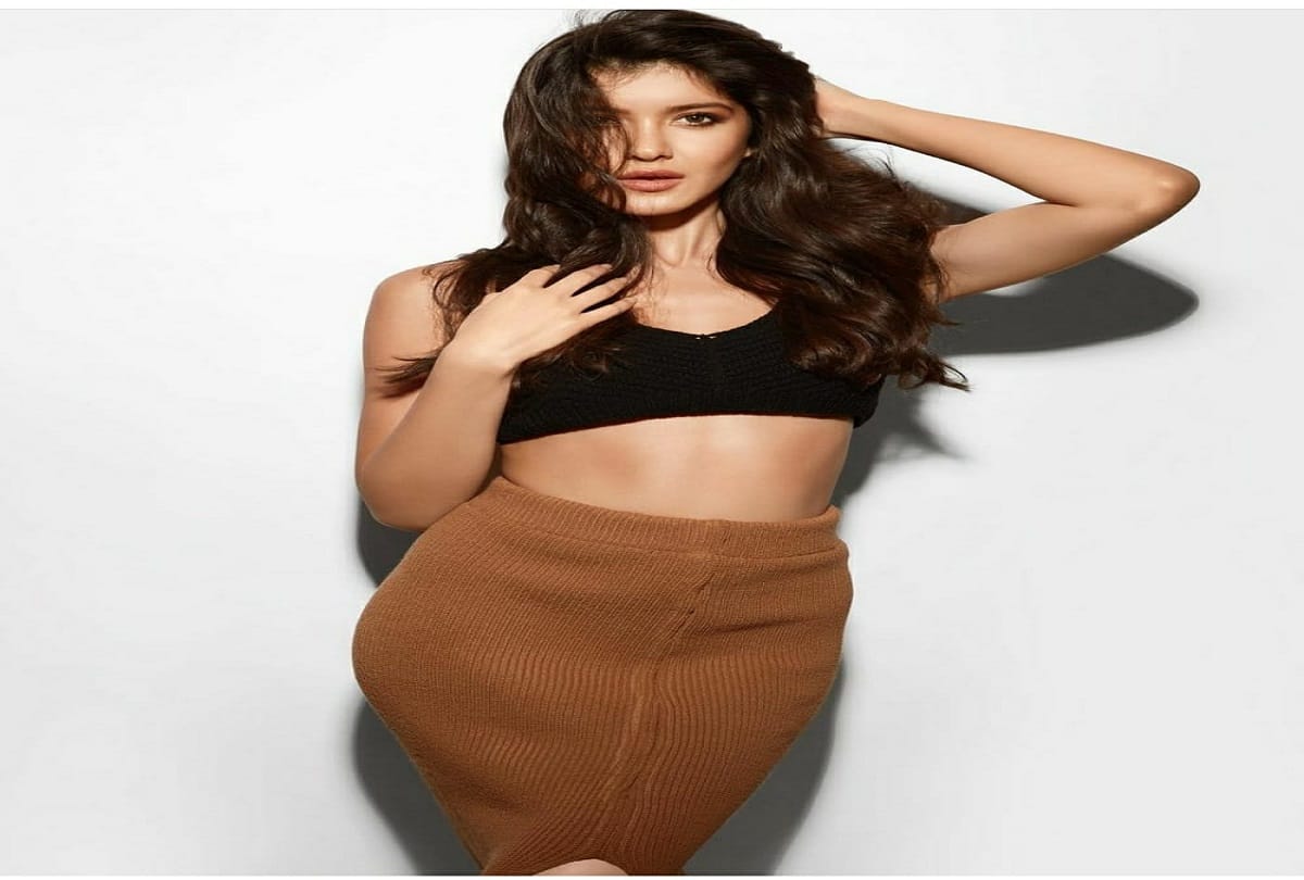 shanaya kapoor latest skirt look in hindi