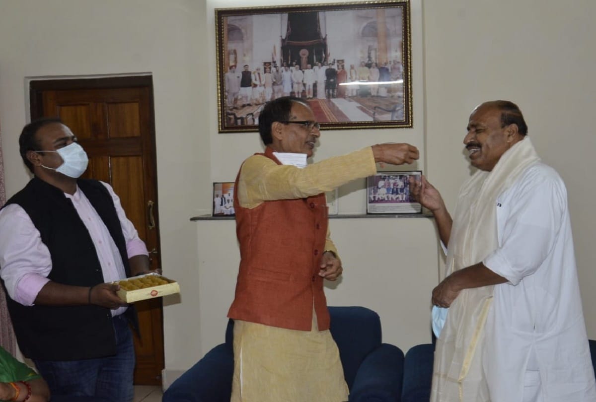Indore: Shivraj reached between auto drivers and street vendors after stopping the convoy, asked these questions