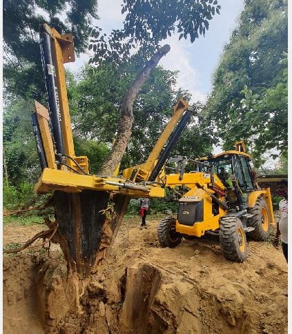 Trees transported to Varanasi district jail with the help of tree transplant machine