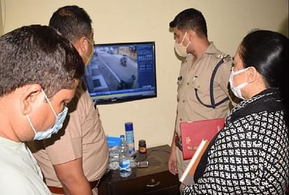 रुद्रपुर में लूट के बाद जांच करती पुलिस