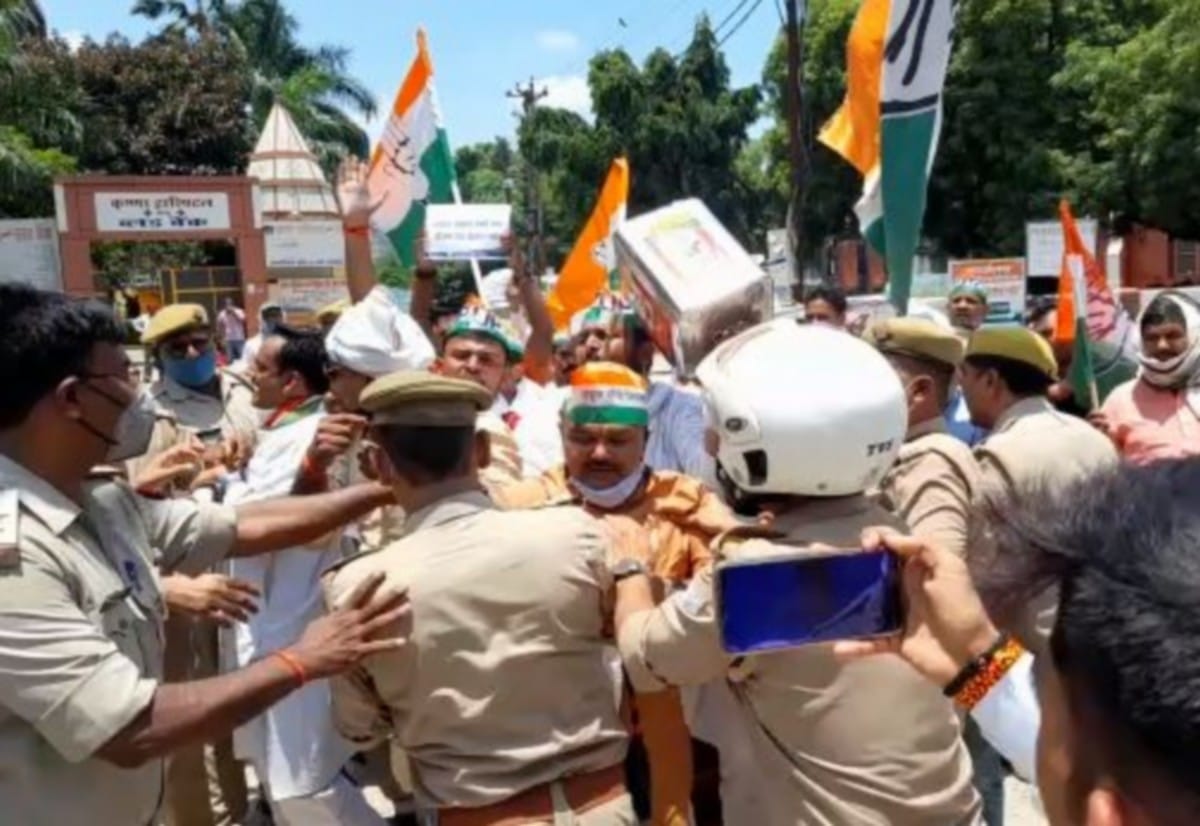 Congress took out padyatra in protest against inflation police stopped on way in mirzapur