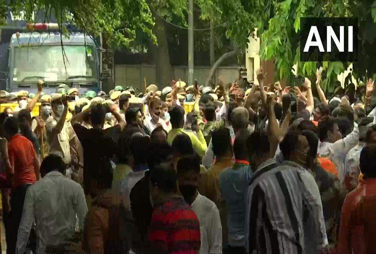 Delhi Police use water cannon against BJP workers protesting against Delhi government over water crisis