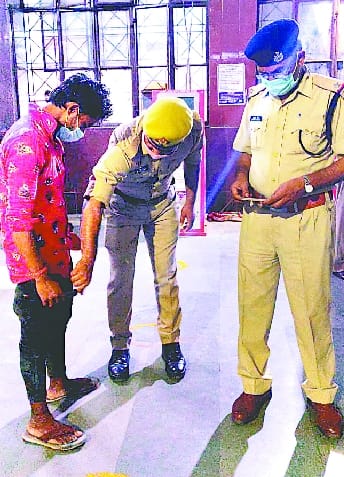 Alert at the junction, search of suspects and checking of goods