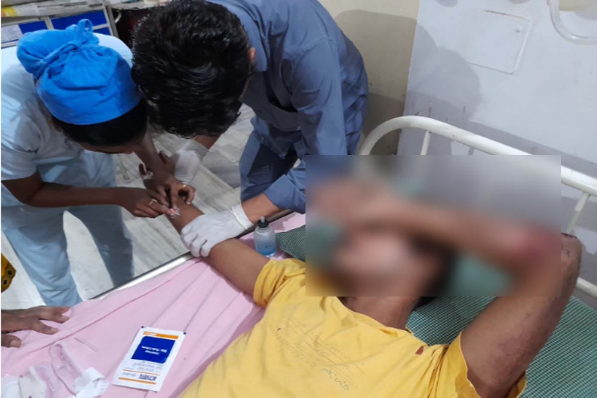 Meerut: Bike riding youth hit a person crossing the road, condition critical