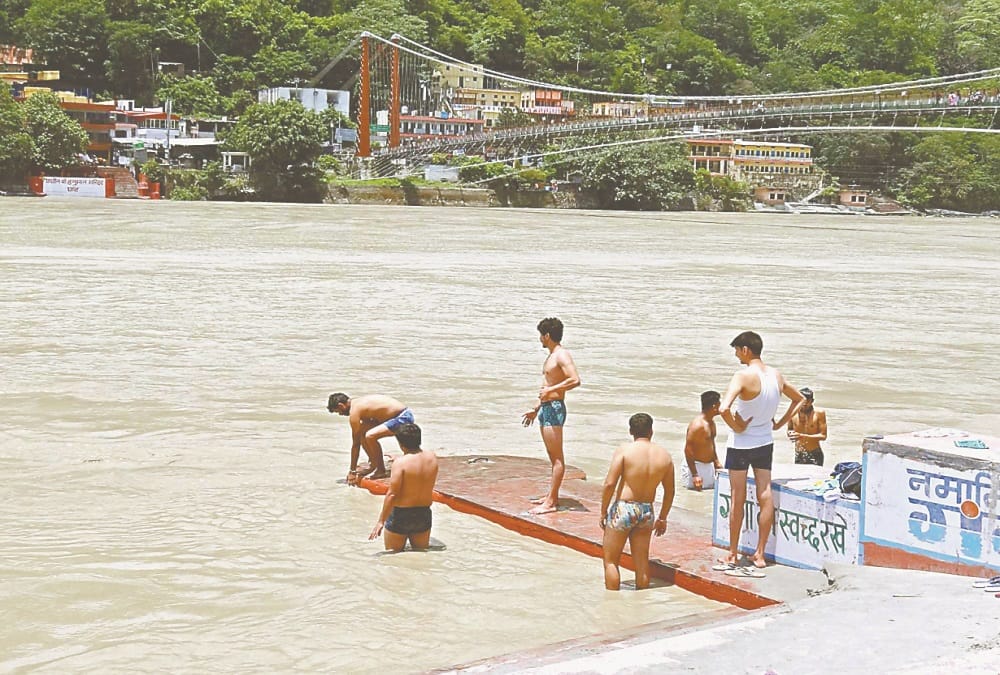 Rishikesh News: Tourist doing danger Action in ganga heavy wave photos