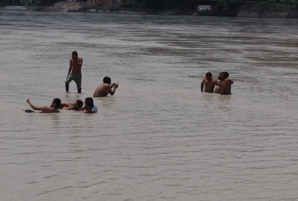 Rishikesh News: Tourist doing danger Action in ganga heavy wave photos