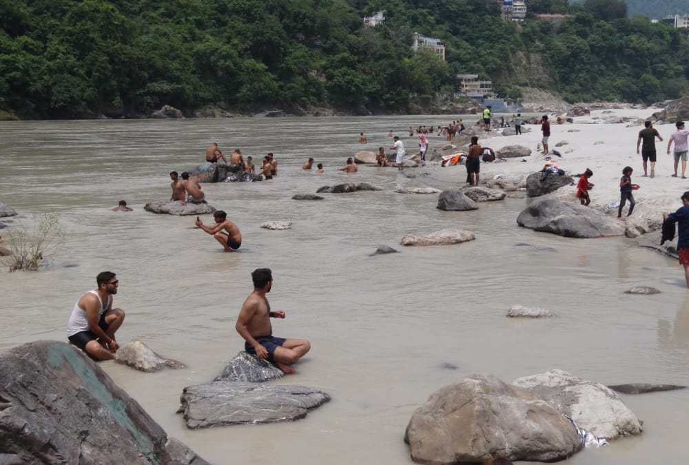 Rishikesh News: Tourist doing danger Action in ganga heavy wave photos