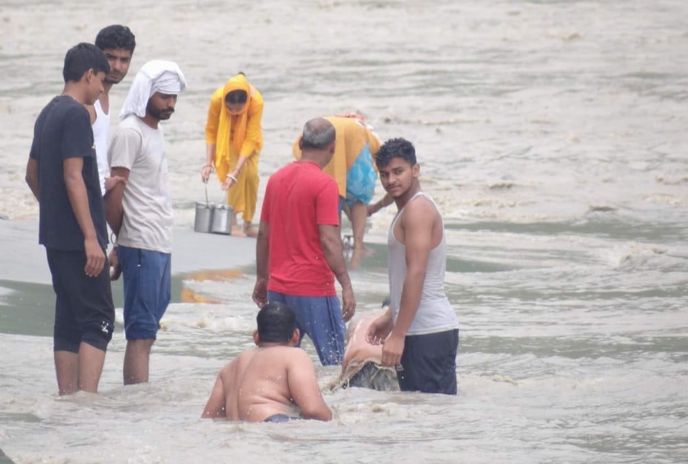 Rishikesh News: Tourist doing danger Action in ganga heavy wave photos