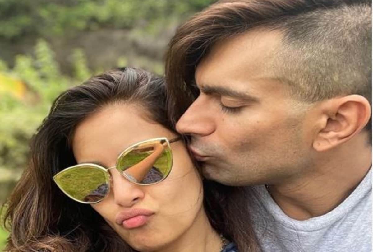Bipasha basu share romantic photo with husband Karan called it Monkey Love