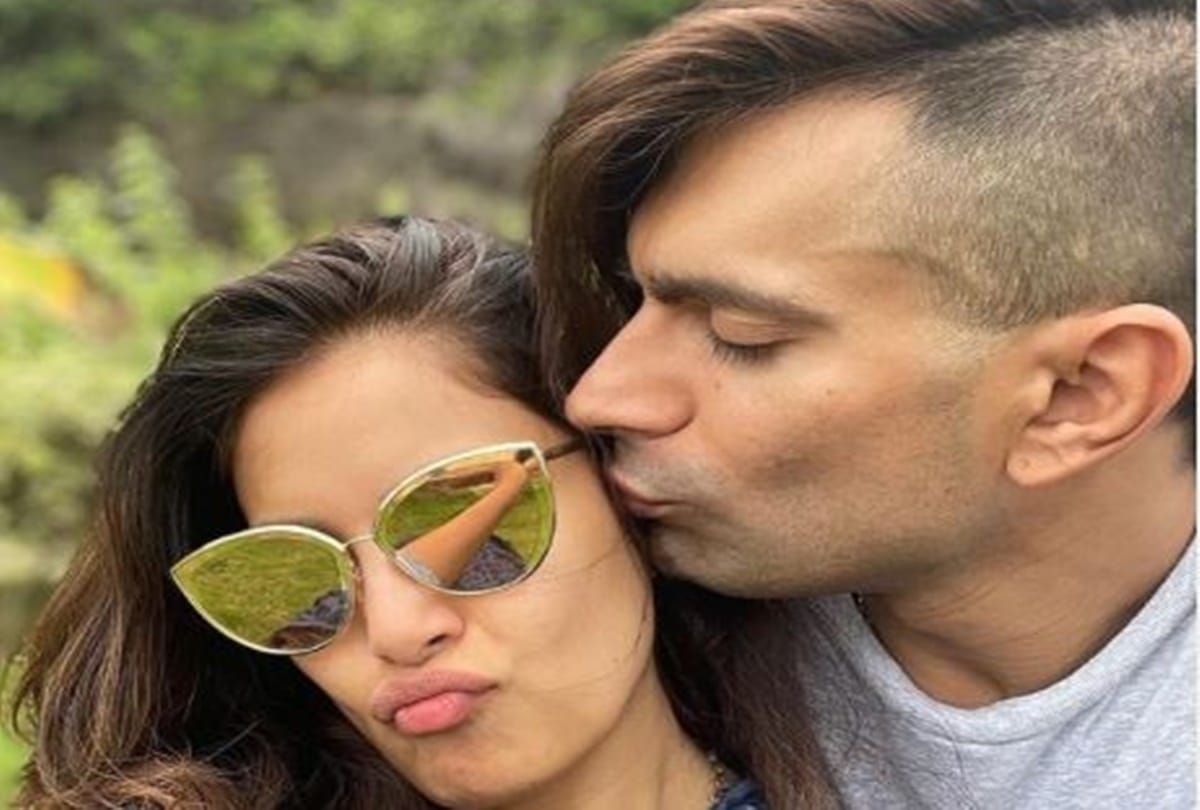 Bipasha basu share romantic photo with husband Karan called it Monkey Love