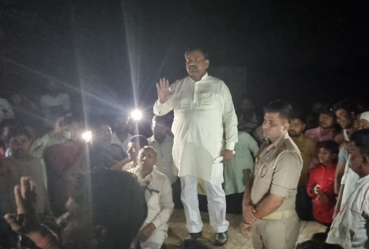 villagers creates ruckus after inspector beaten the man in agra