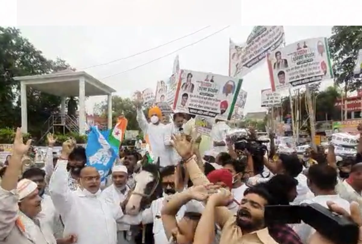 Congress protest against increased petrol diesel price.