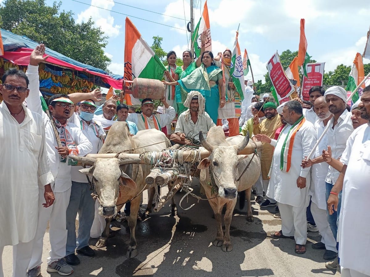 Congress took out bullock cart yatra with cylinders in protest against inflation in ballia