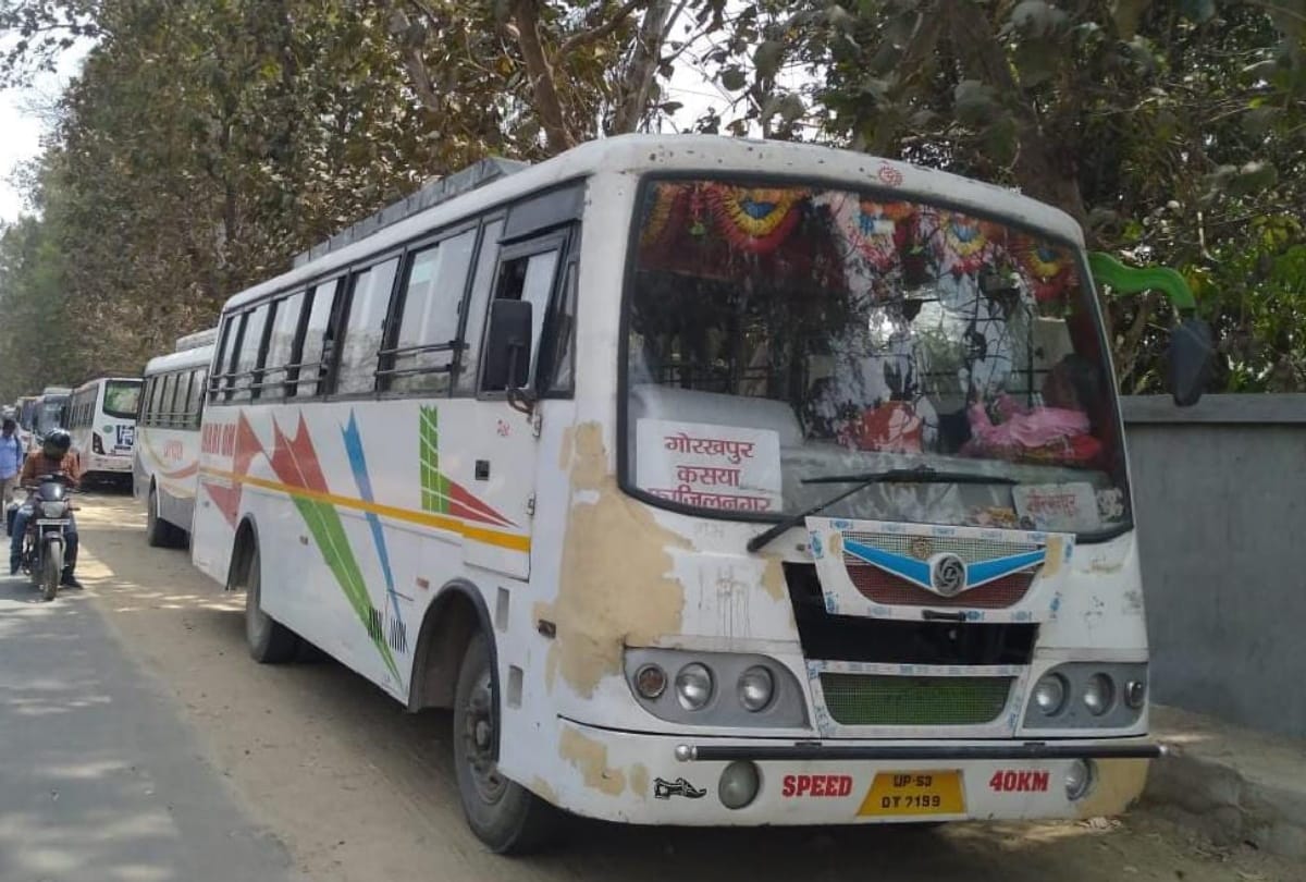 Duggar vehicles operating near Gorakhpur Railway Bus Station without permission