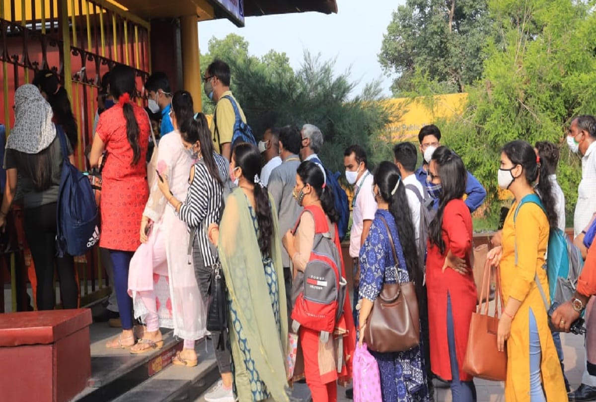 Restrictions are being forgotten in hurry to travel in metro no one is watching crowd outside station corona case may increase