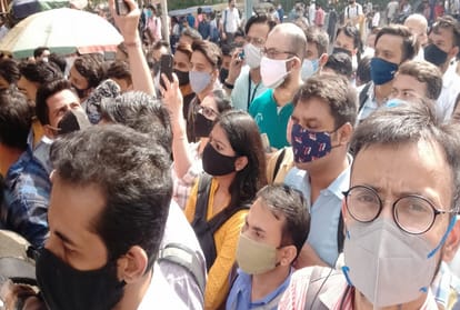 Restrictions are being forgotten in hurry to travel in metro no one is watching crowd outside station corona case may increase