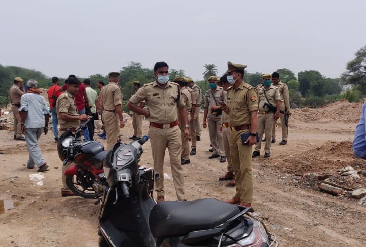 miscreants looted cash from petrol pump worker on highway in agra