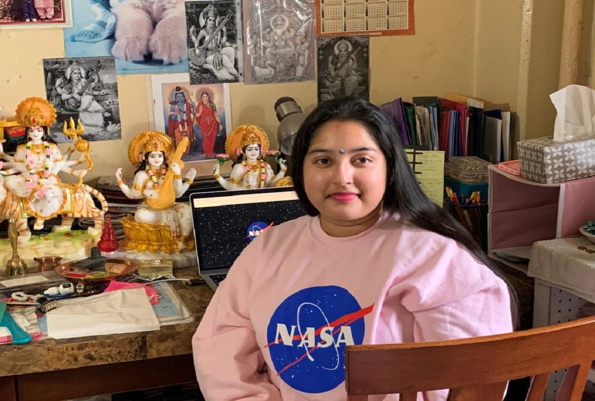 NASA Interns Pratima roy trigger Hinduphobic fake science-lovers Photo with Hindu Gods and Goddesses on her table