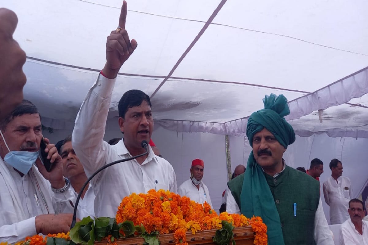 There has been ruckus in the swearing-in ceremony of the District Panchayat Board in Baghpat