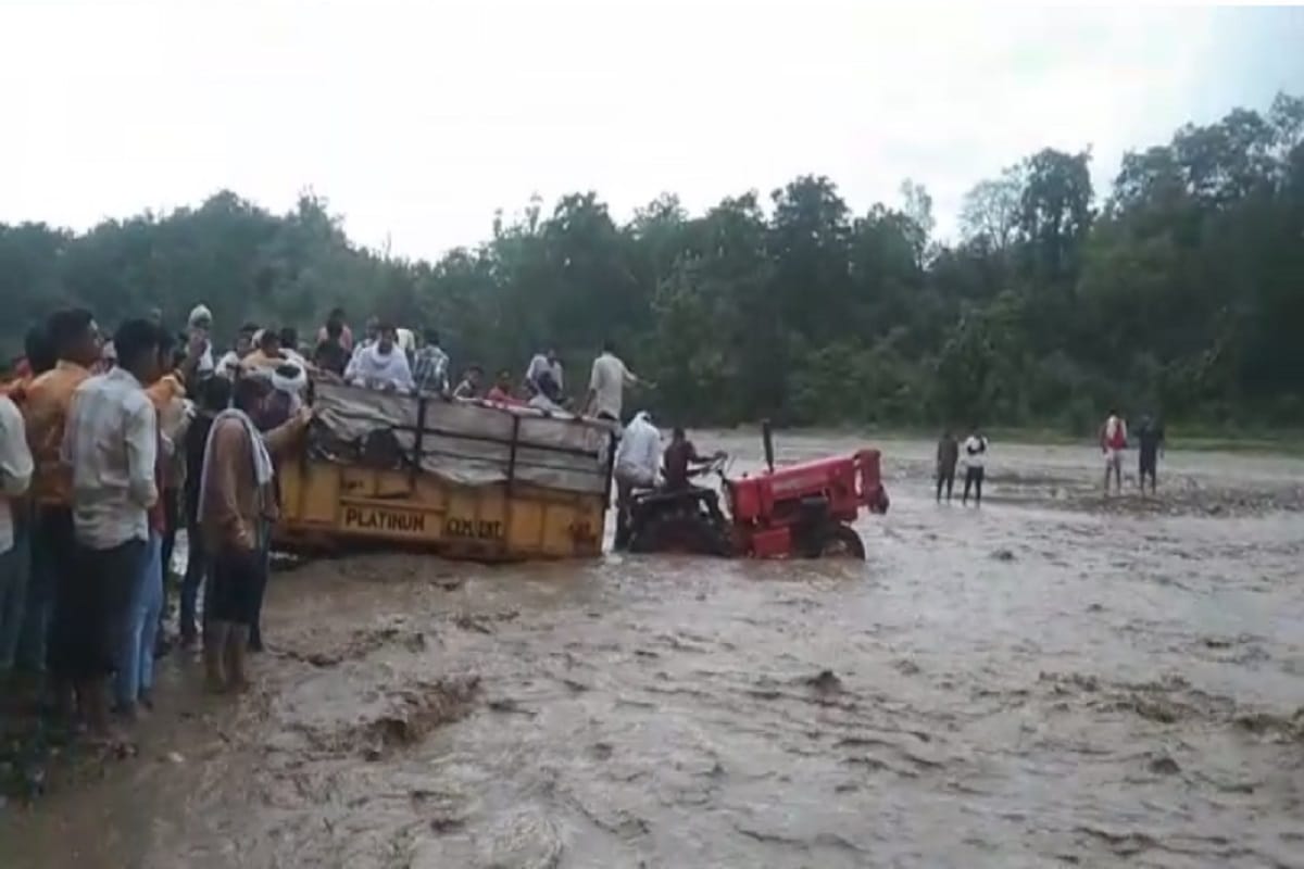 Saharanpur News: Flood in Shakambhari river and tractor trolley full of devotees got stuck barely saved