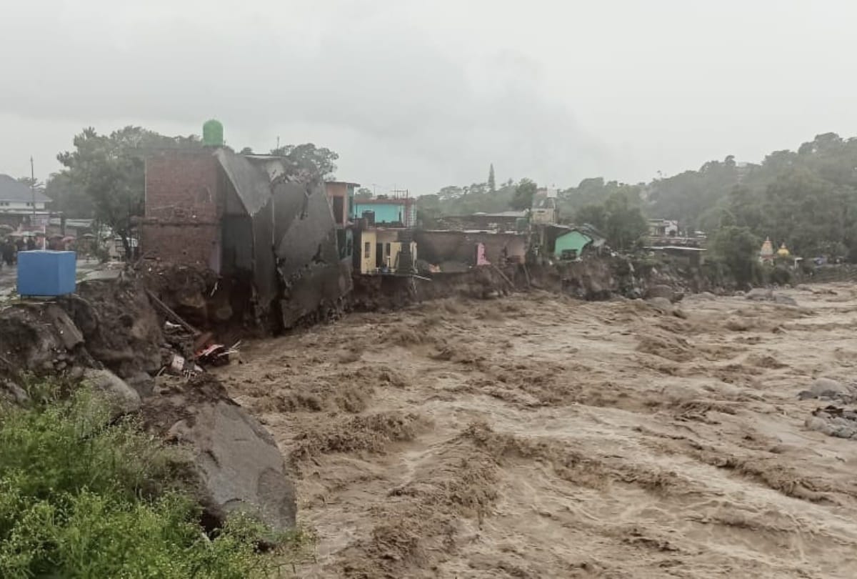 himachal weather news: Flash Flood in Himachal Pradesh Due to Heavy Rain, Vehicles Swept Away Many Houses Damaged
