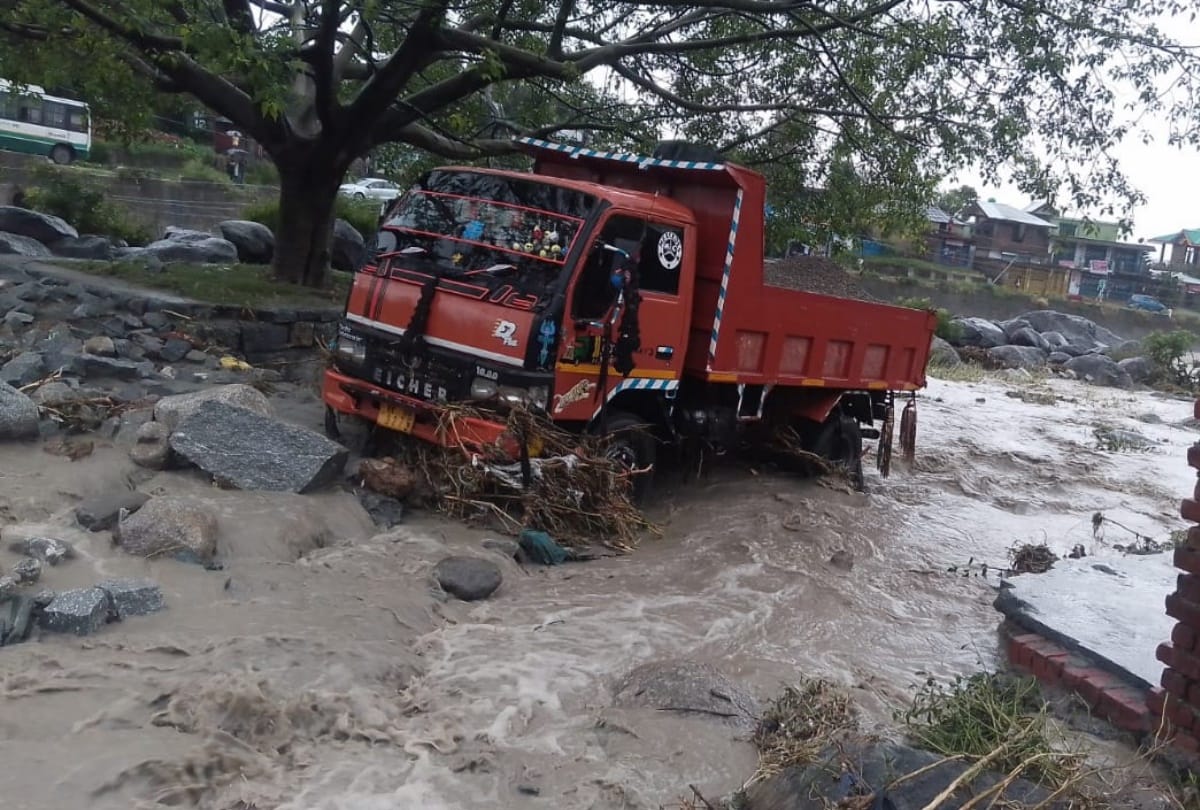 dharamshala flood latest news: houses washed away in front of the eyes, the tourists ran away from the hotel