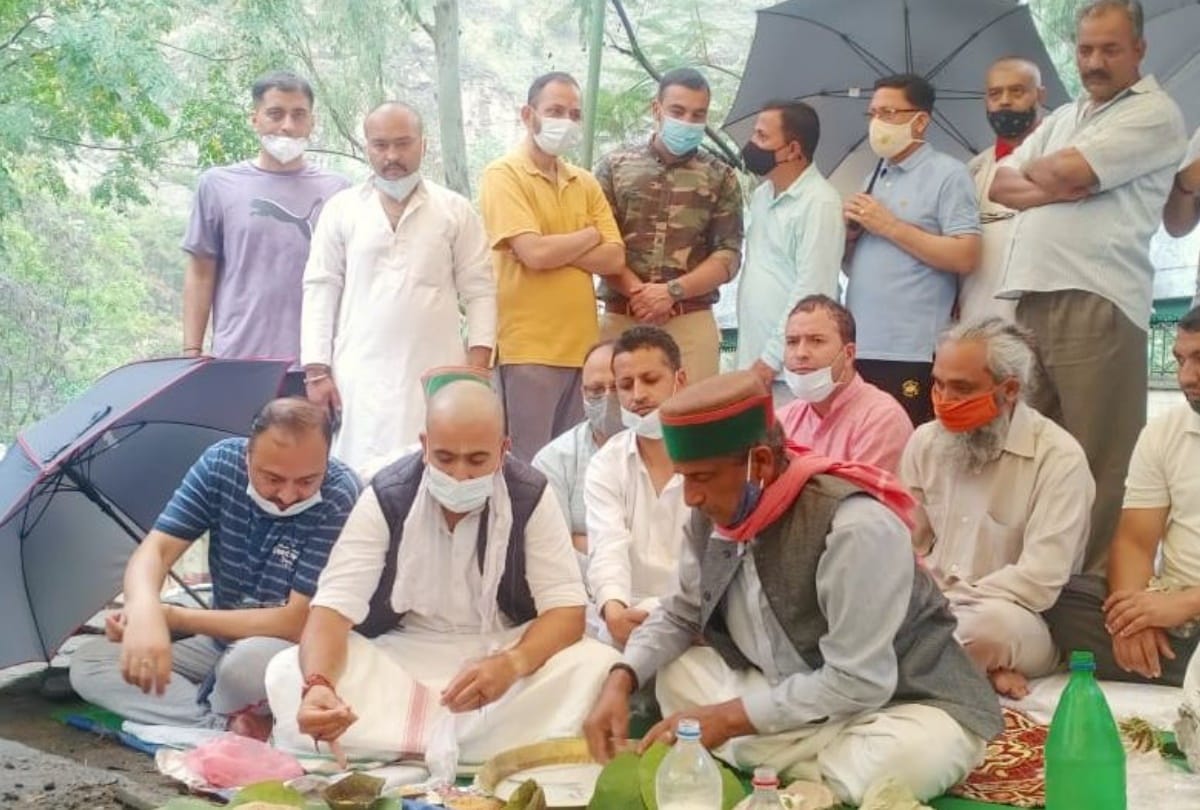 virbhadra singh mortal remains immersed in ganga river on 17 july 2021