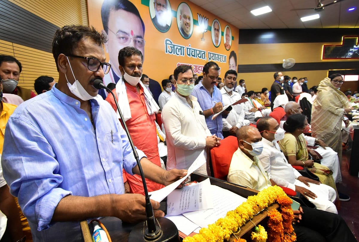 The new panchayat of the district came into existence, all the district panchayat members including Dr. VK Singh took oath