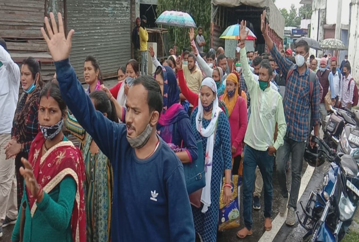 uttarakhand news: Village heads lock the chief development officer's office gate