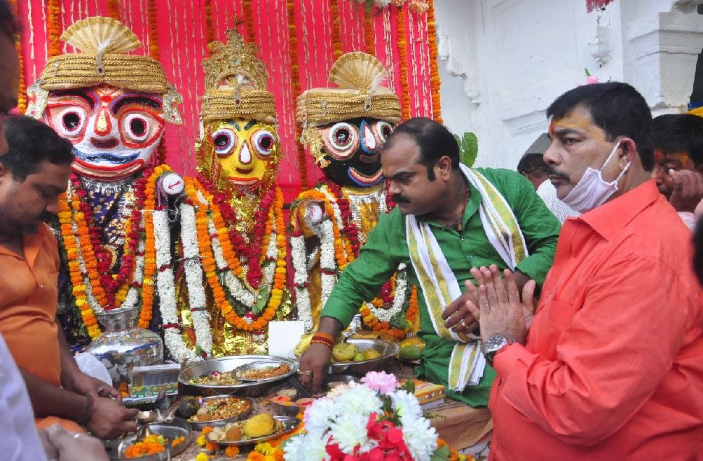 Devotees reached the doorstep of Lord Jagannath, got darshan in Pitambari form in varanasi