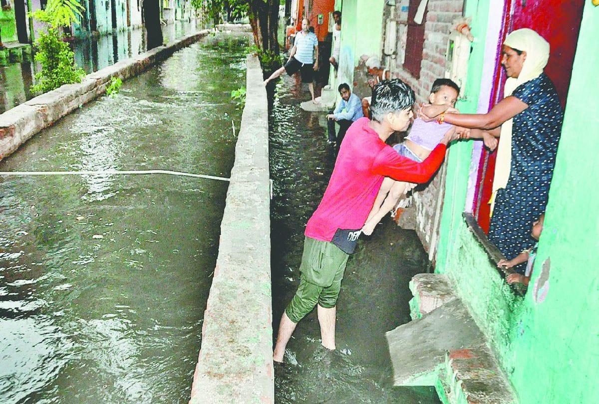 Water Logging On the Roads Due To Heavy Rain In Agra