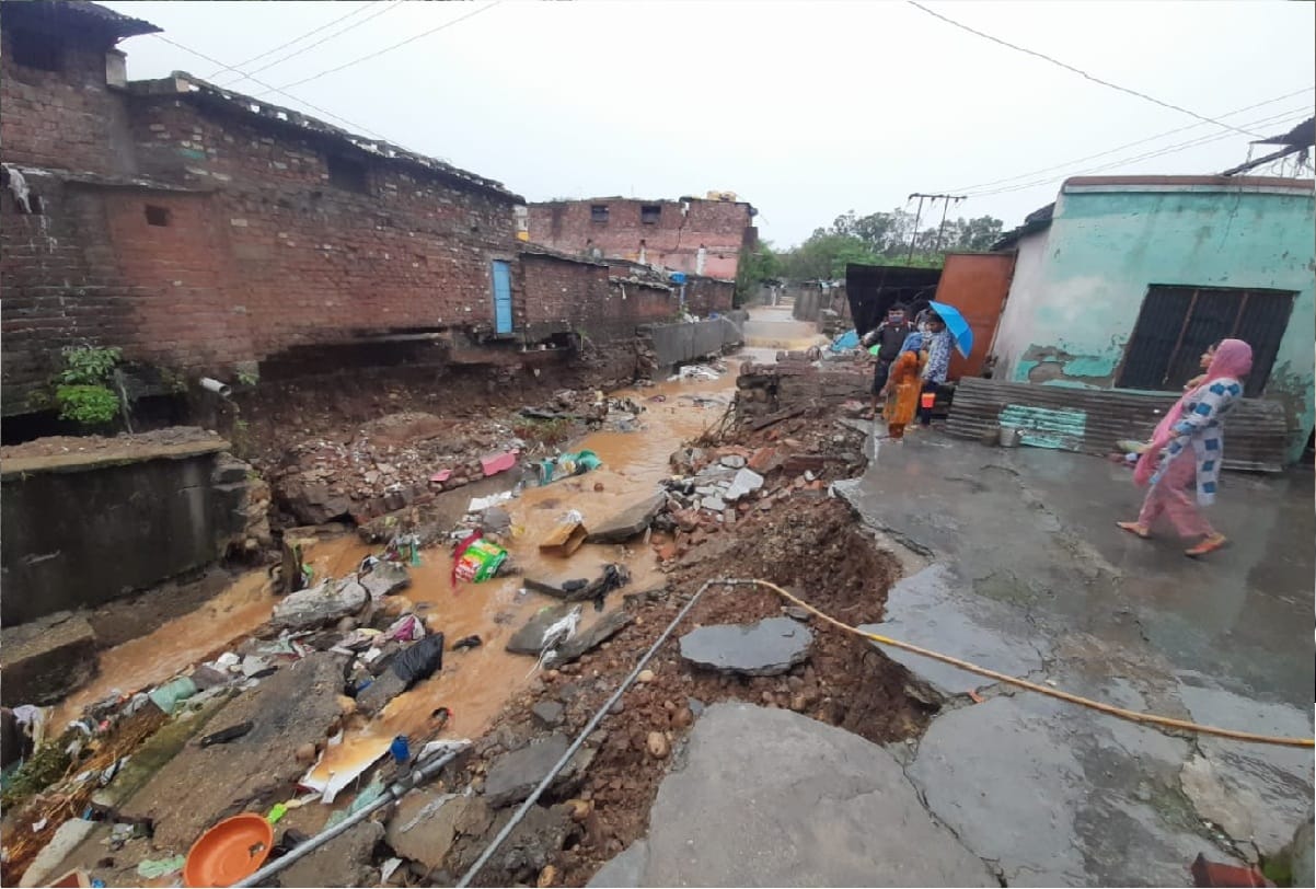 Jammu and Kashmir: Municipal corporation's pole opened due to a single rain, even 300 crores spent on drains could not stop the devastation