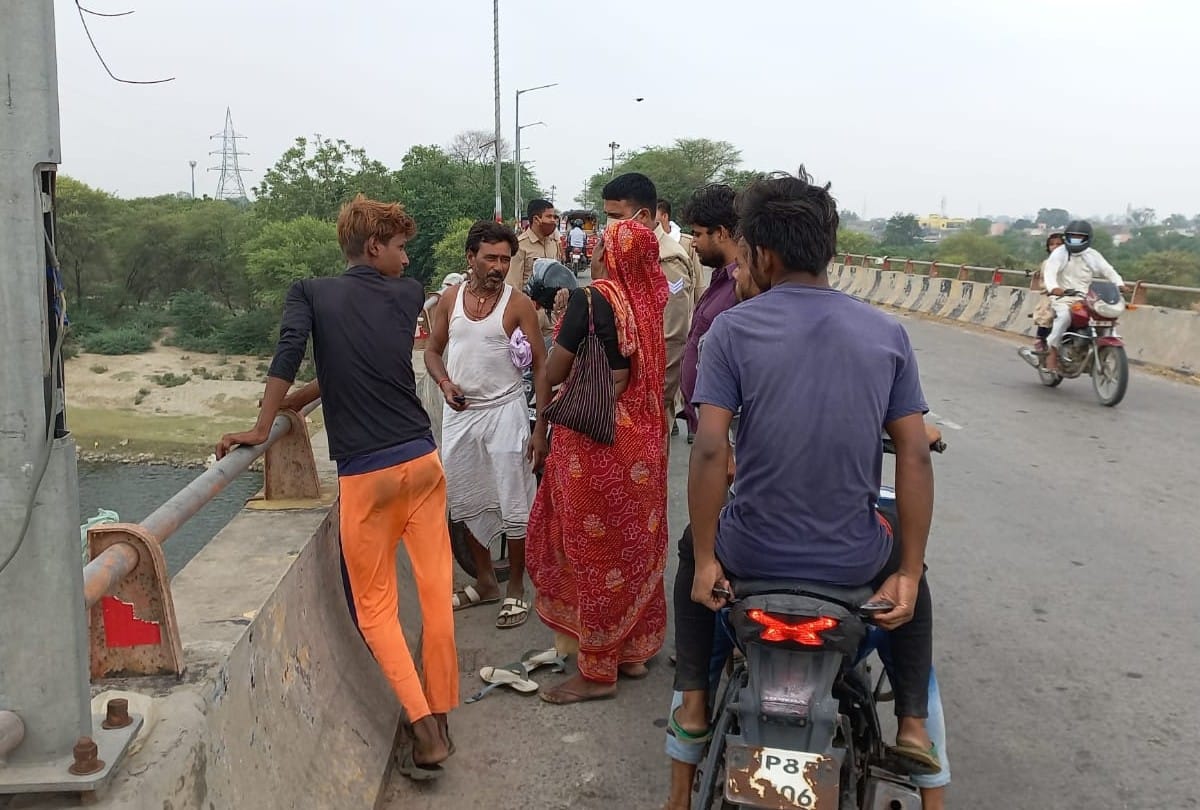 young man jumped in yamuna river in mathura